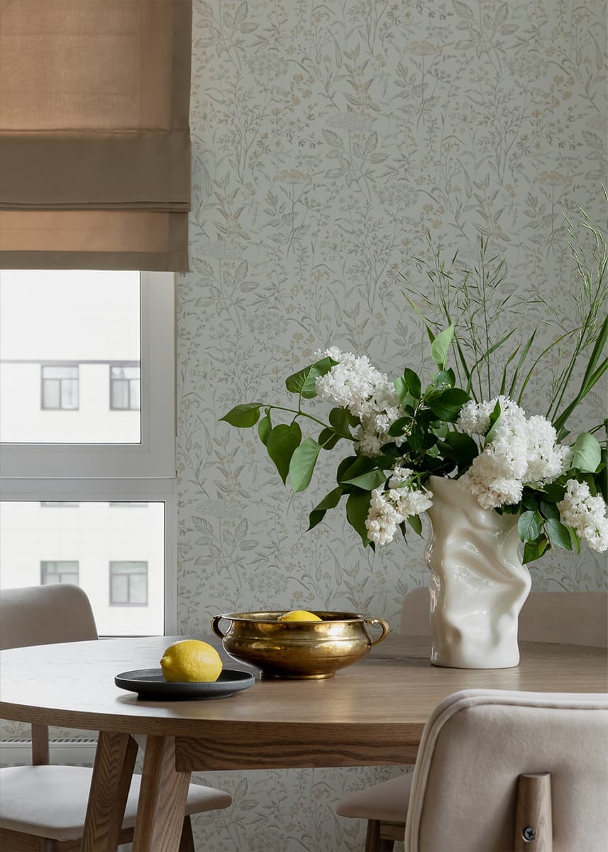 Декоративные птицы и узорчатые обои в интерьере квартиры для девушки — проект Ирины Чекмаревой