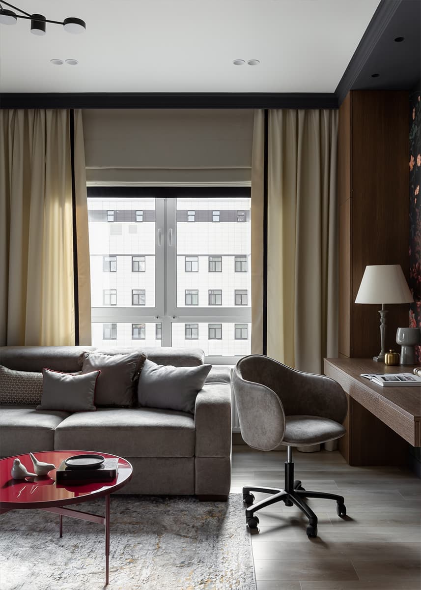 Декоративные птицы и узорчатые обои в интерьере квартиры для девушки — проект Ирины Чекмаревой