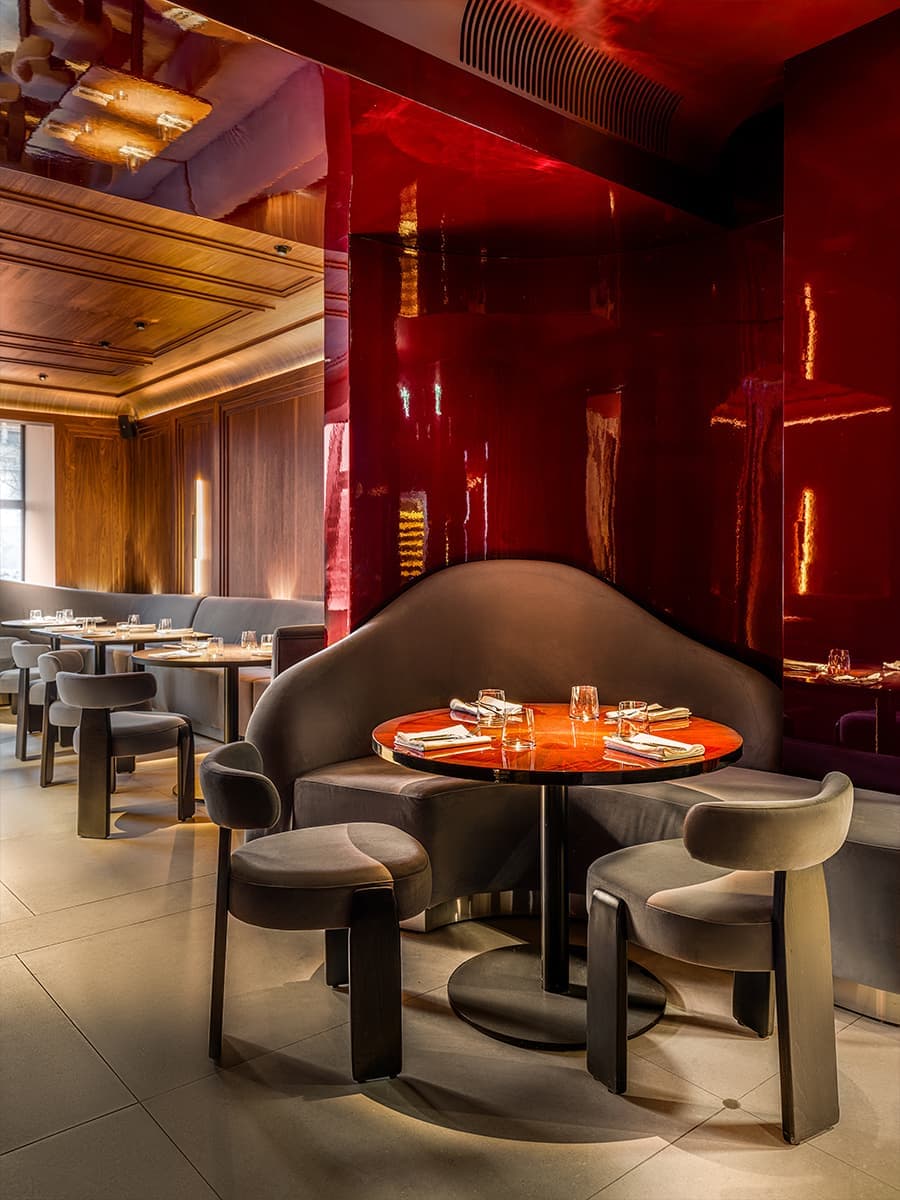 Историческая лепнина и шпон ореха в обволакивающем интерьере кафе — проект S+S Studio (Sundukovy Sisters)