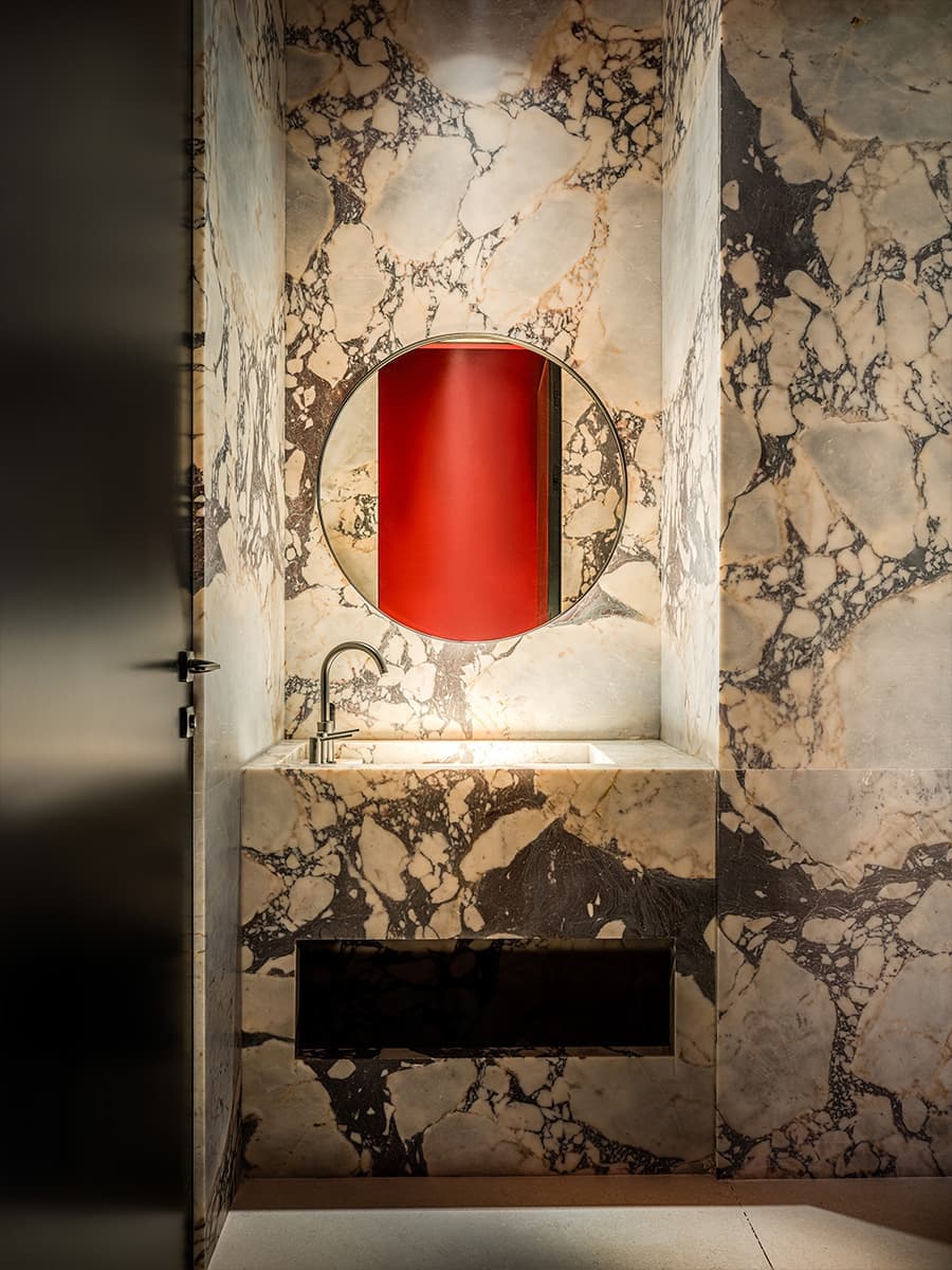 Историческая лепнина и шпон ореха в обволакивающем интерьере кафе — проект S+S Studio (Sundukovy Sisters)