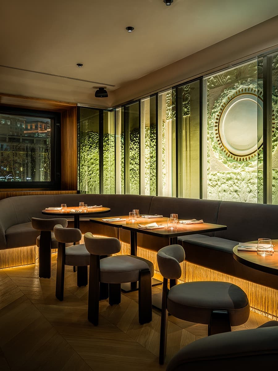 Историческая лепнина и шпон ореха в обволакивающем интерьере кафе — проект S+S Studio (Sundukovy Sisters)