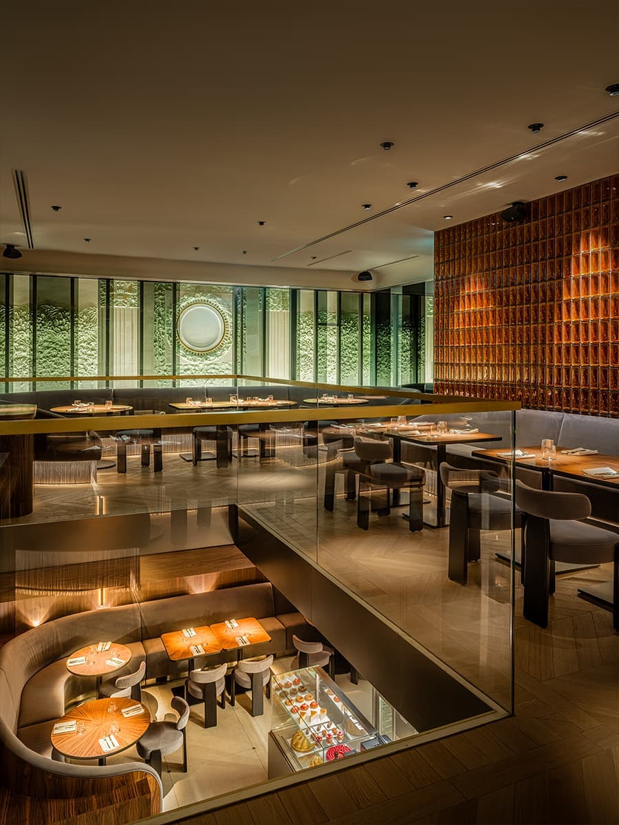 Историческая лепнина и шпон ореха в обволакивающем интерьере кафе — проект S+S Studio (Sundukovy Sisters)