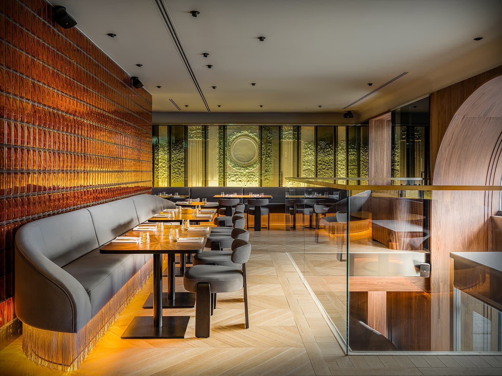 Историческая лепнина и шпон ореха в обволакивающем интерьере кафе — проект S+S Studio (Sundukovy Sisters)