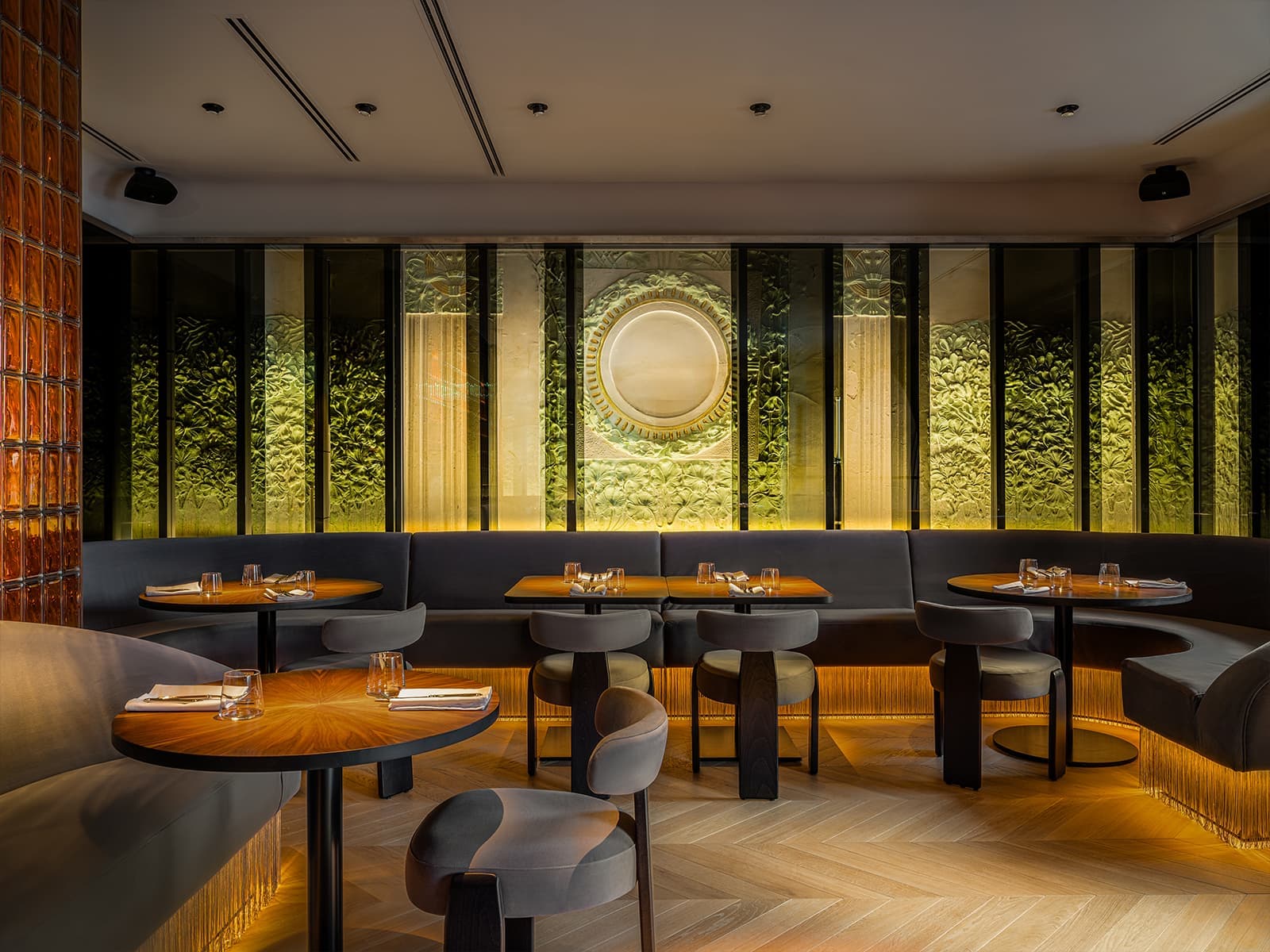 Историческая лепнина и шпон ореха в обволакивающем интерьере кафе — проект S+S Studio (Sundukovy Sisters)