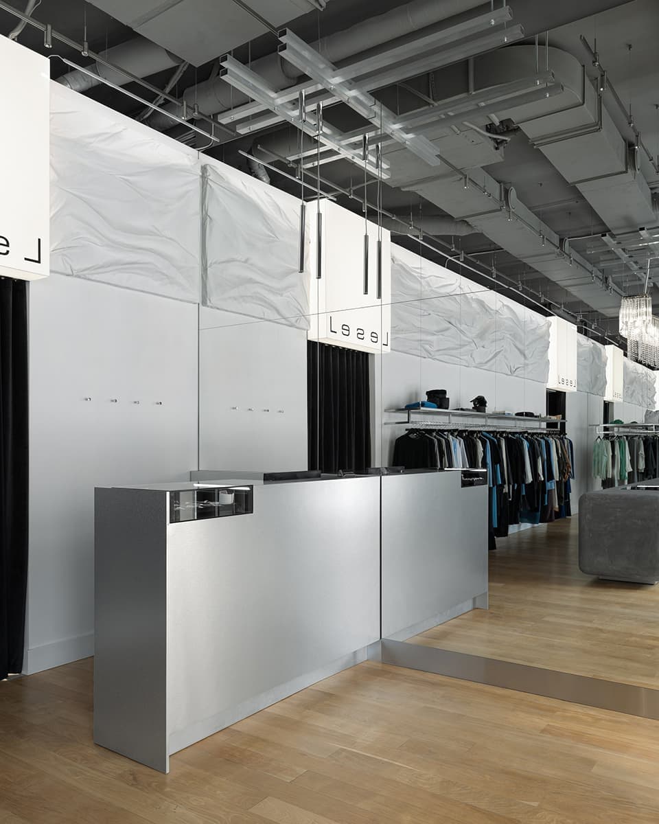 Монохром и декоративные барельефы в интерьере петербургского магазина женской одежды — проект архитектурного бюро ZIMA