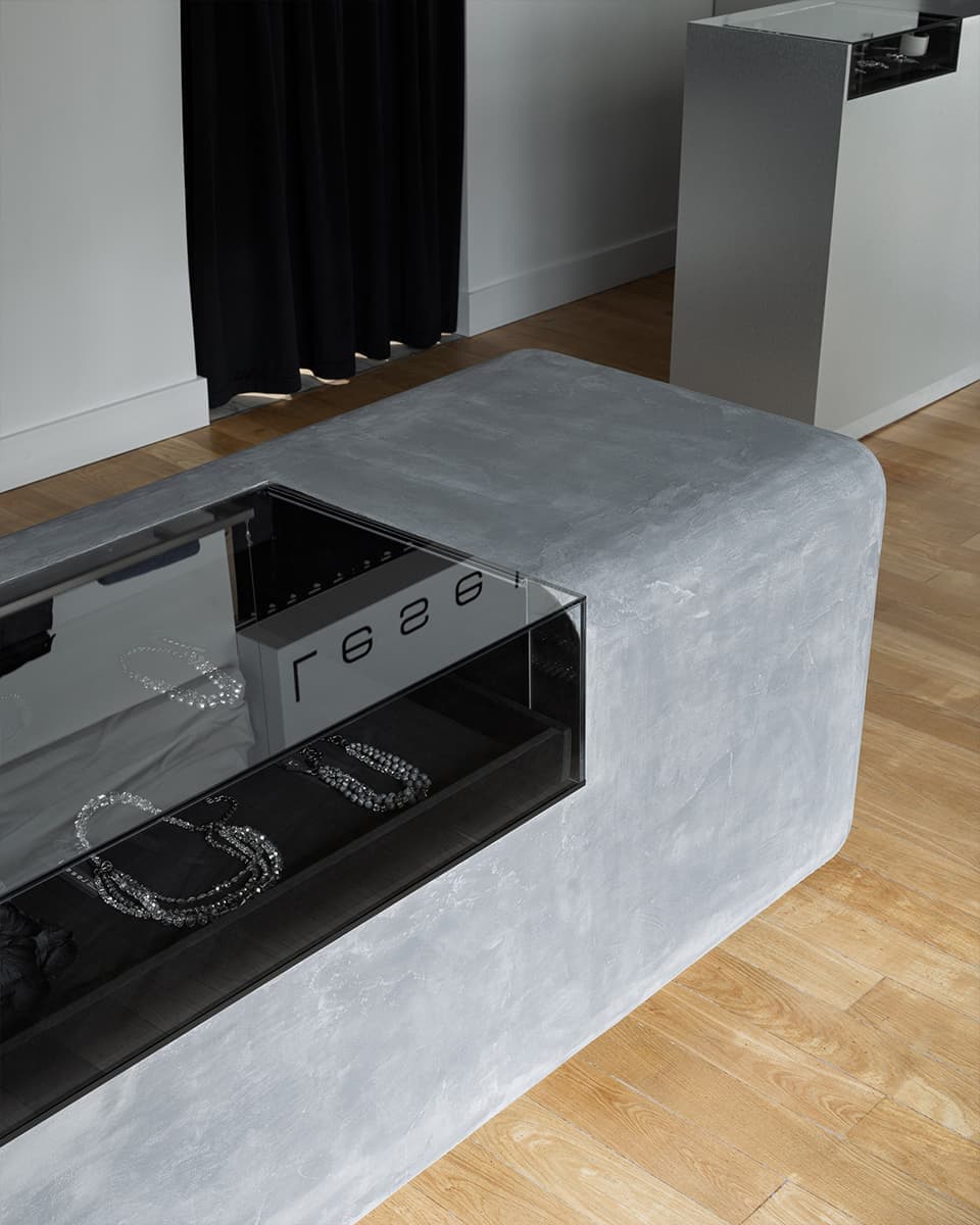 Монохром и декоративные барельефы в интерьере петербургского магазина женской одежды — проект архитектурного бюро ZIMA