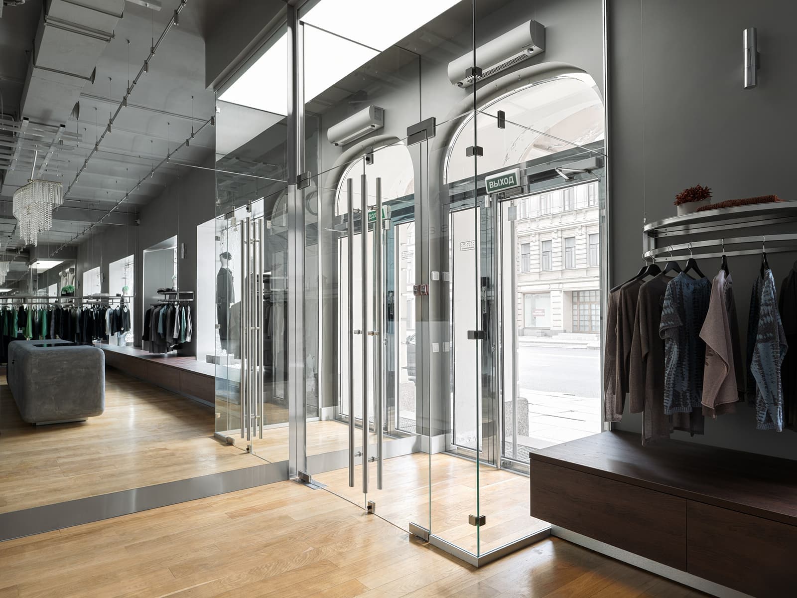 Монохром и декоративные барельефы в интерьере петербургского магазина женской одежды — проект архитектурного бюро ZIMA