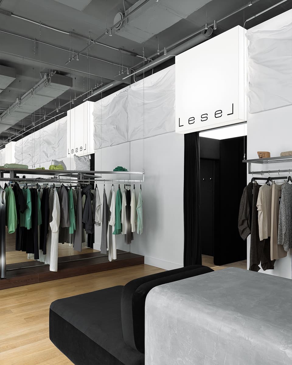 Монохром и декоративные барельефы в интерьере петербургского магазина женской одежды — проект архитектурного бюро ZIMA