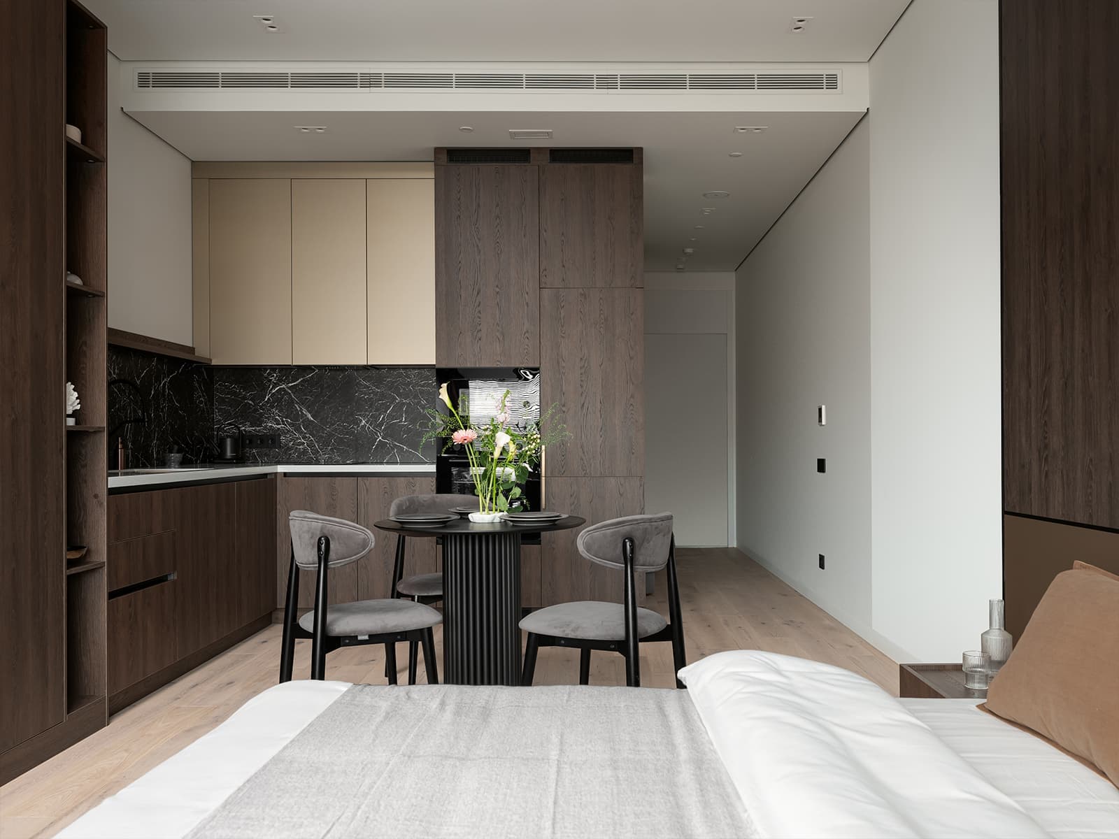 Обволакивающий интерьер квартиры-студии в Москве — проект Yuloo Studio