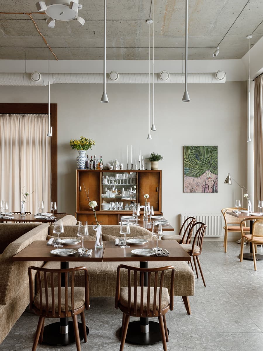 Нарядные зеркала и открытый бетон в интерьере итальянского ресторана — проект Людмилы Лобановой