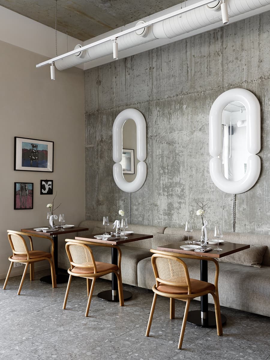Нарядные зеркала и открытый бетон в интерьере итальянского ресторана — проект Людмилы Лобановой