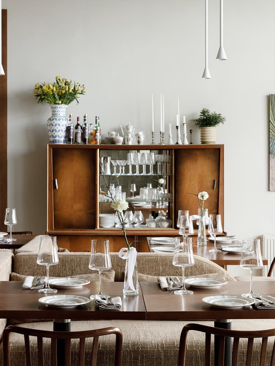 Нарядные зеркала и открытый бетон в интерьере итальянского ресторана — проект Людмилы Лобановой