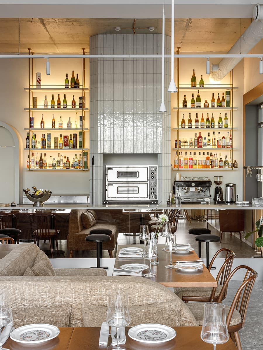 Нарядные зеркала и открытый бетон в интерьере итальянского ресторана — проект Людмилы Лобановой