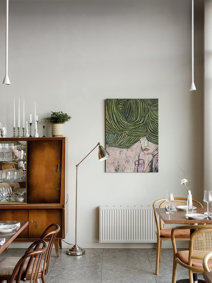 Нарядные зеркала и открытый бетон в интерьере итальянского ресторана — проект Людмилы Лобановой