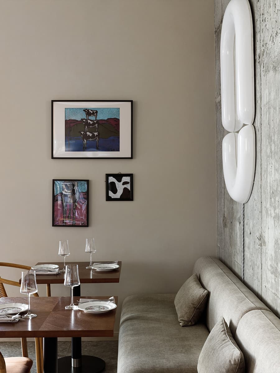 Нарядные зеркала и открытый бетон в интерьере итальянского ресторана — проект Людмилы Лобановой