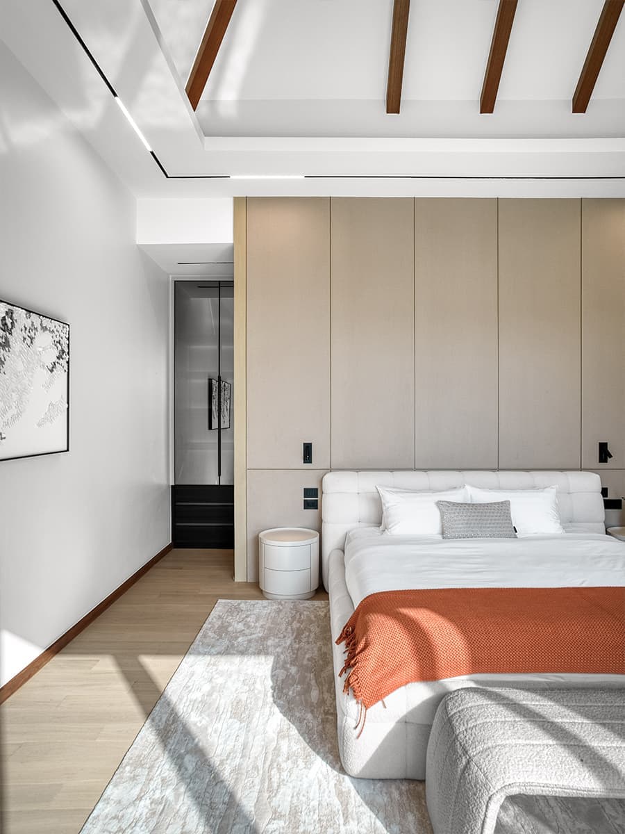 Современный интерьер гостевой виллы в окружении пальм — проект студии LichkoArchitects