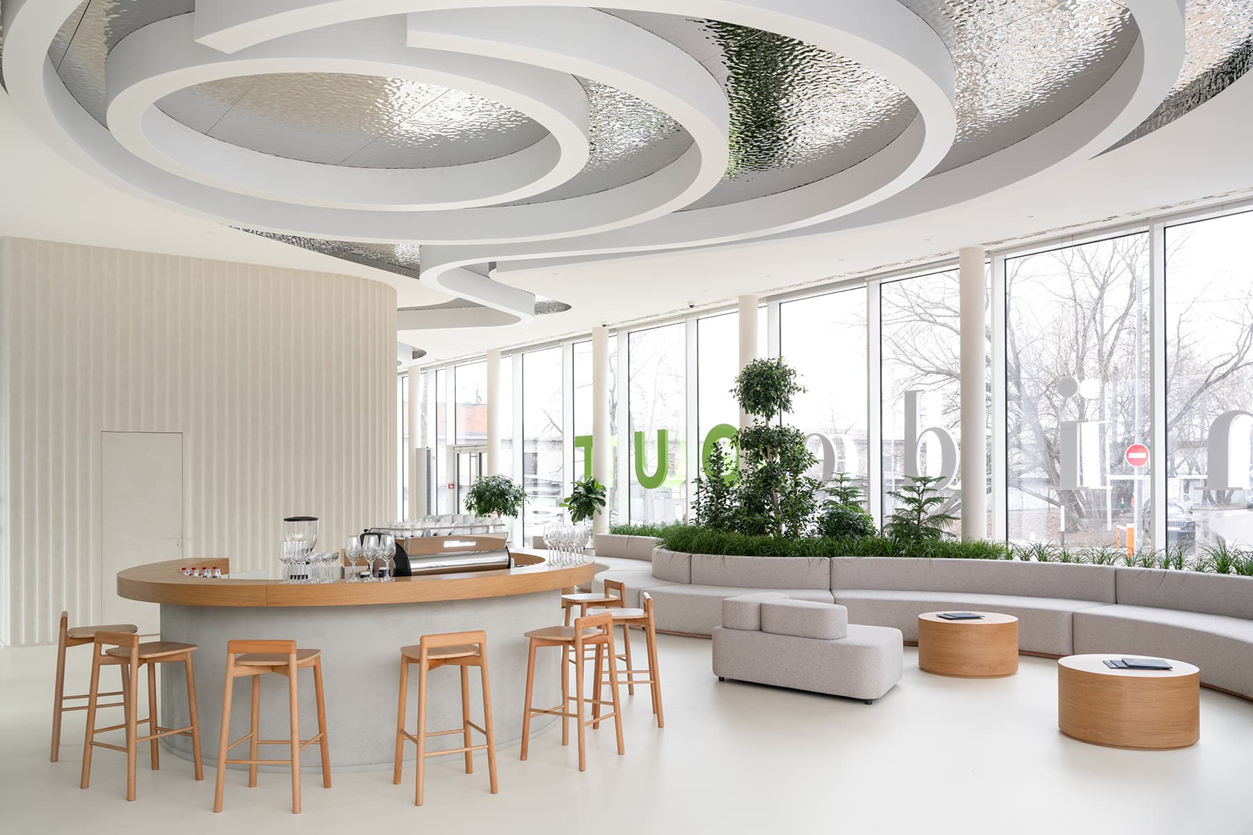 Эффектный металлический потолок в интерьере офиса продаж — проект архитектурного бюро MAD Architects