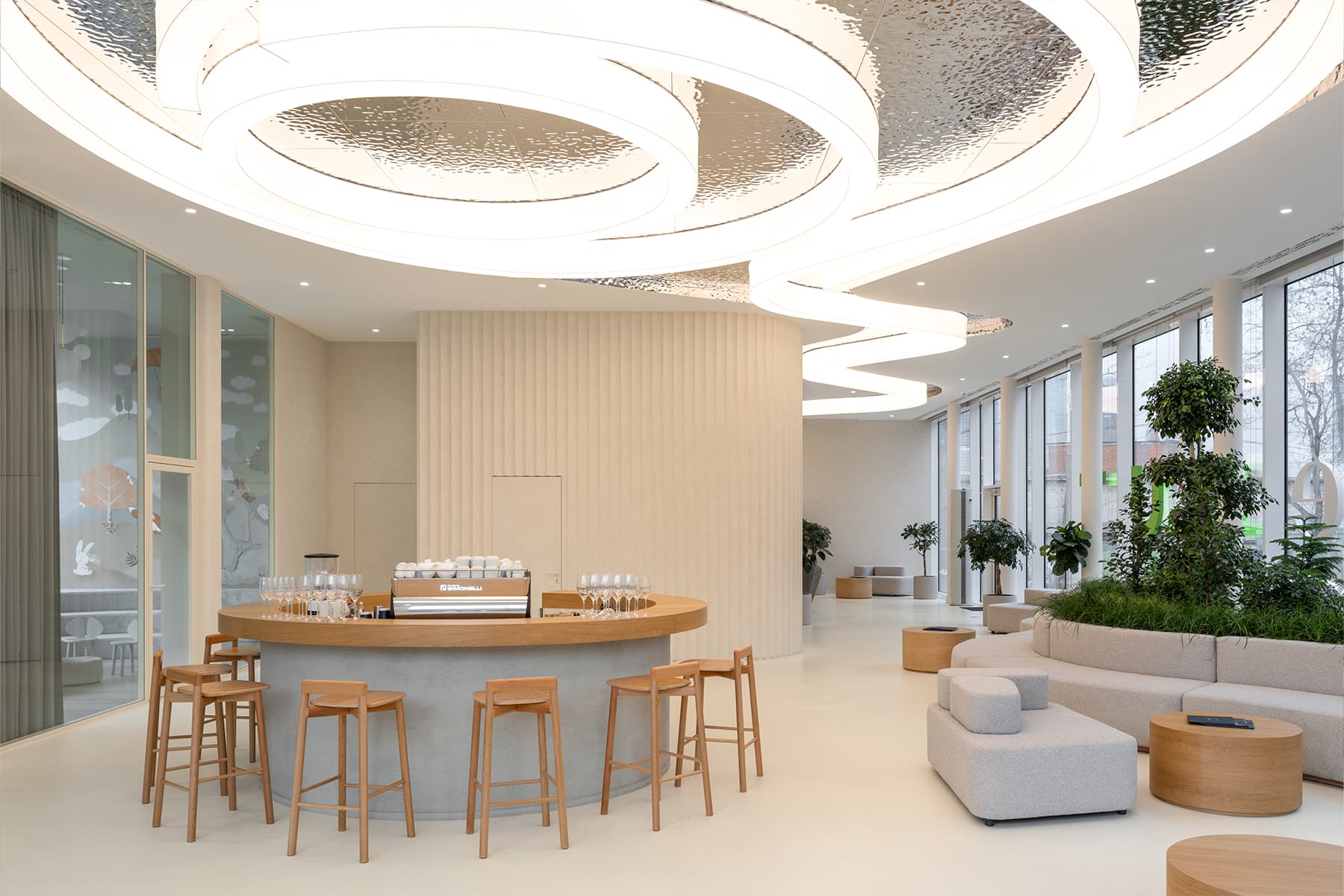 Эффектный металлический потолок в интерьере офиса продаж — проект архитектурного бюро MAD Architects