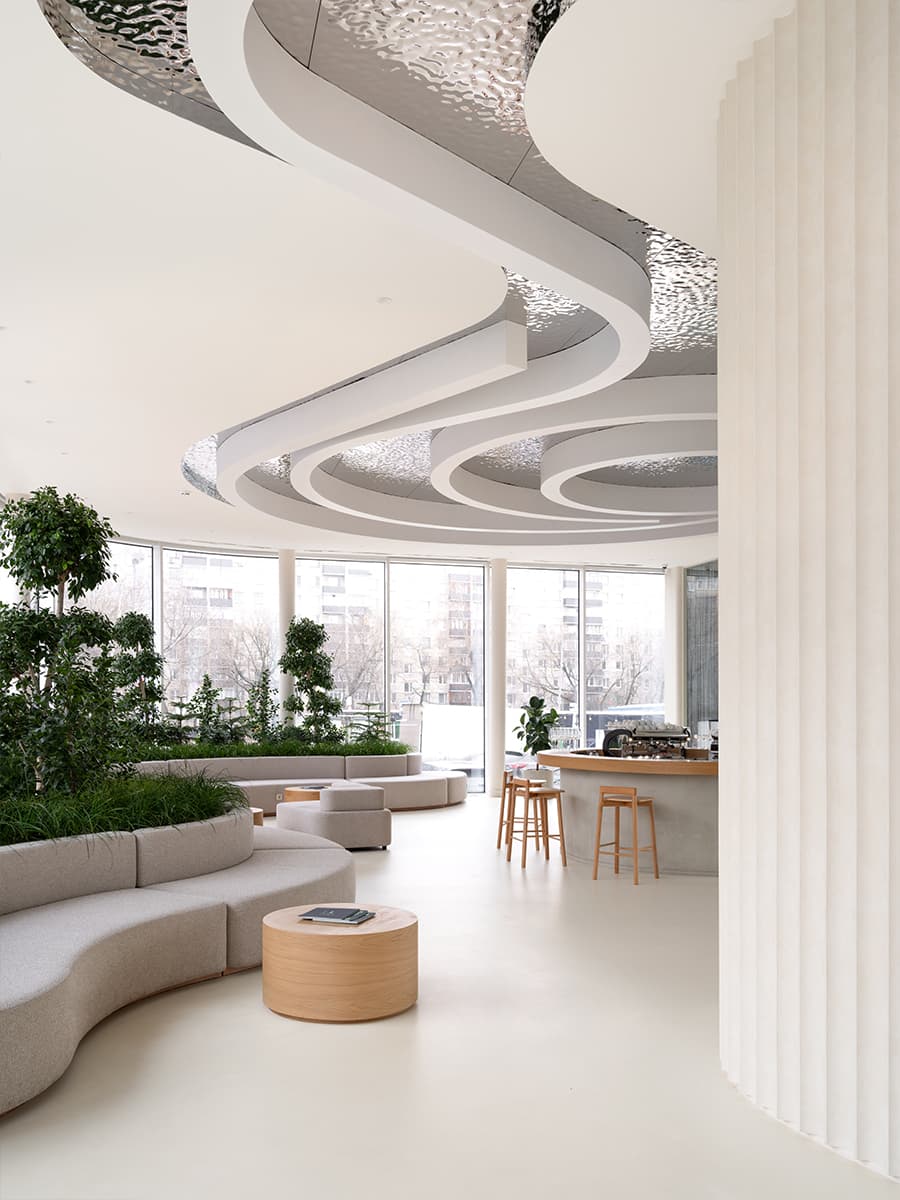 Эффектный металлический потолок в интерьере офиса продаж — проект архитектурного бюро MAD Architects