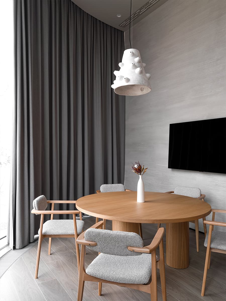 Эффектный металлический потолок в интерьере офиса продаж — проект архитектурного бюро MAD Architects