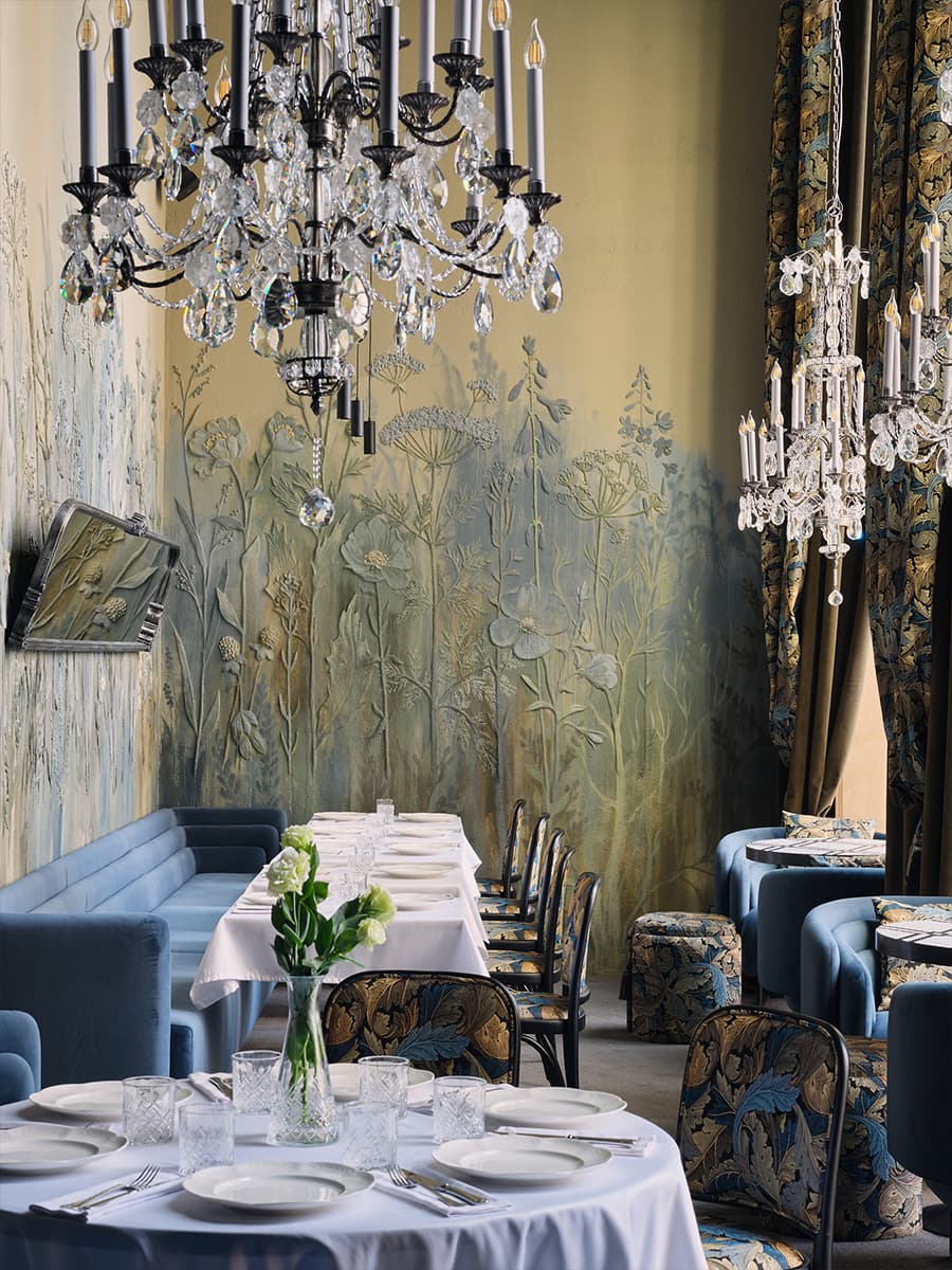 Многоярусные люстры и изящные книжные шкафы в интерьере ресторана — проект Алины Цауня