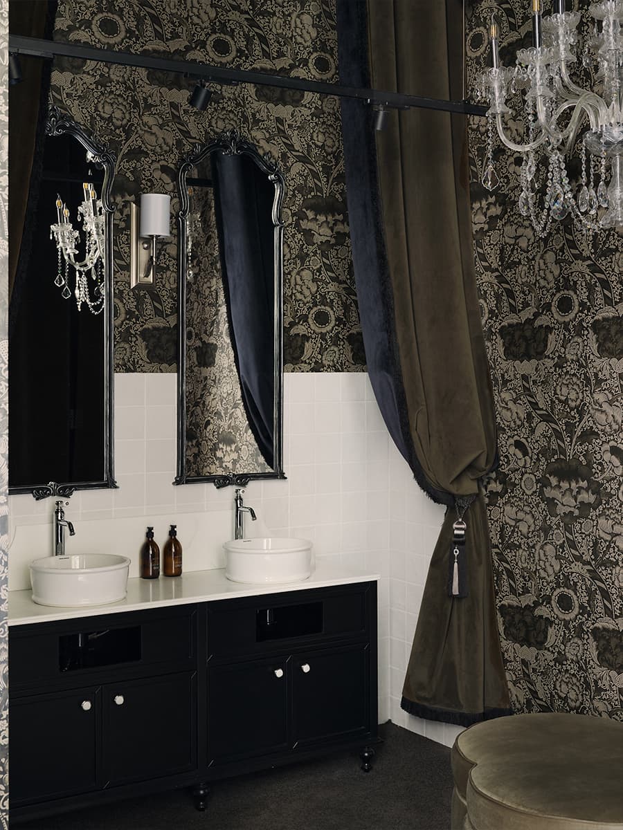 Многоярусные люстры и изящные книжные шкафы в интерьере ресторана — проект Алины Цауня