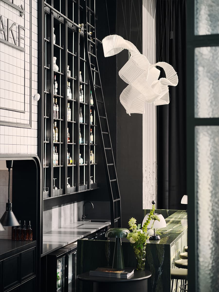 Многоярусные люстры и изящные книжные шкафы в интерьере ресторана — проект Алины Цауня