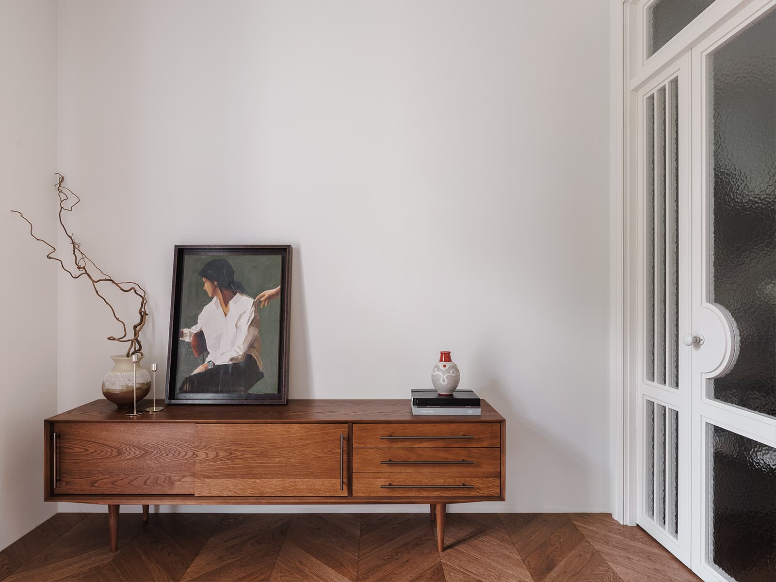 Матовое стекло и холодная цветовая гамма в воздушном интерьере квартиры — проект Planka Buro