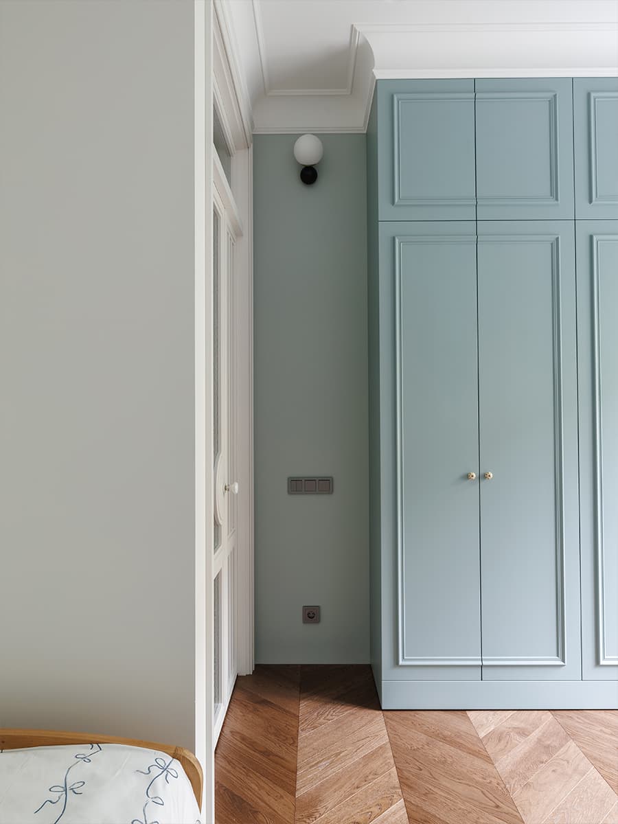 Матовое стекло и холодная цветовая гамма в воздушном интерьере квартиры — проект Planka Buro