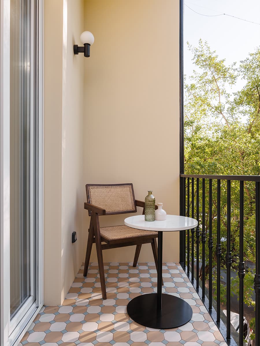 Матовое стекло и холодная цветовая гамма в воздушном интерьере квартиры — проект Planka Buro