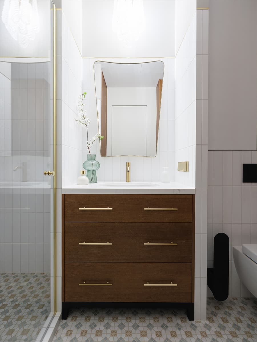 Матовое стекло и холодная цветовая гамма в воздушном интерьере квартиры — проект Planka Buro