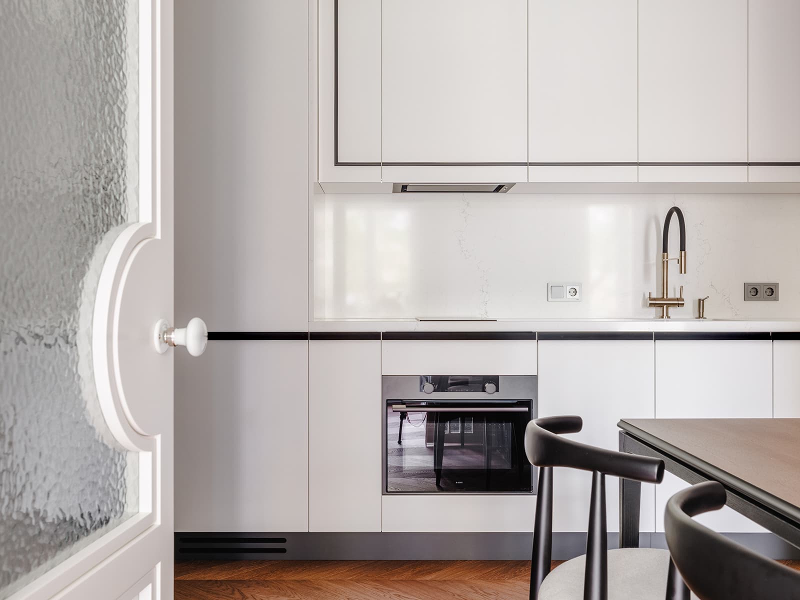 Матовое стекло и холодная цветовая гамма в воздушном интерьере квартиры — проект Planka Buro