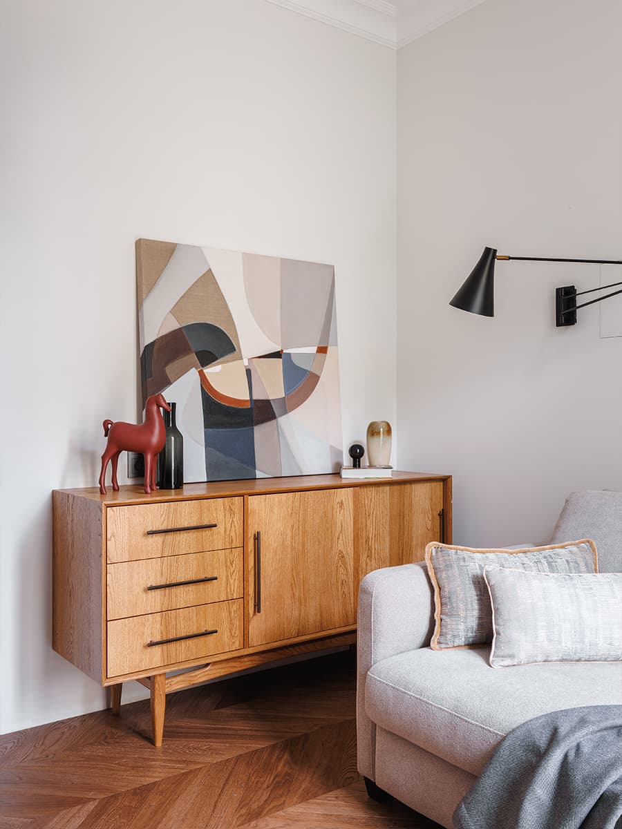 Матовое стекло и холодная цветовая гамма в воздушном интерьере квартиры — проект Planka Buro