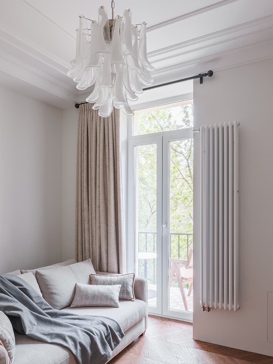 Матовое стекло и холодная цветовая гамма в воздушном интерьере квартиры — проект Planka Buro