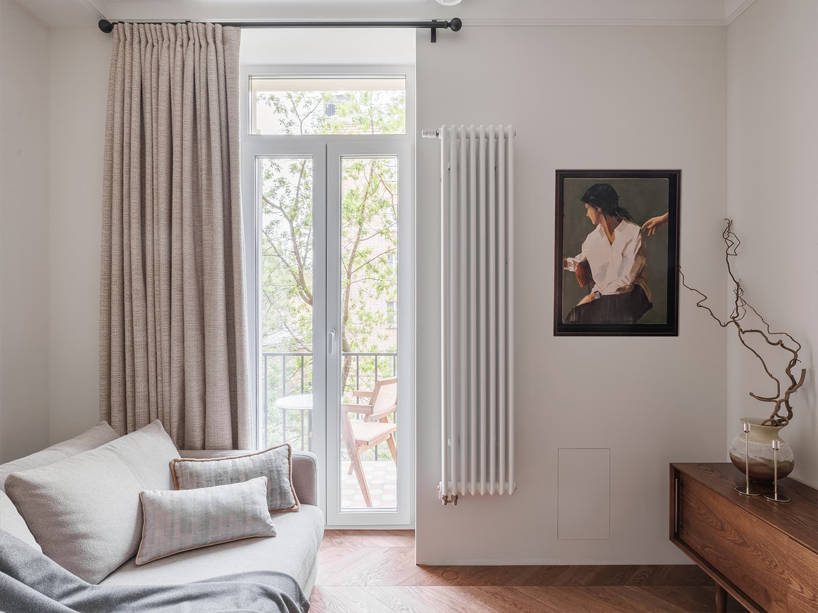 Матовое стекло и холодная цветовая гамма в воздушном интерьере квартиры — проект Planka Buro