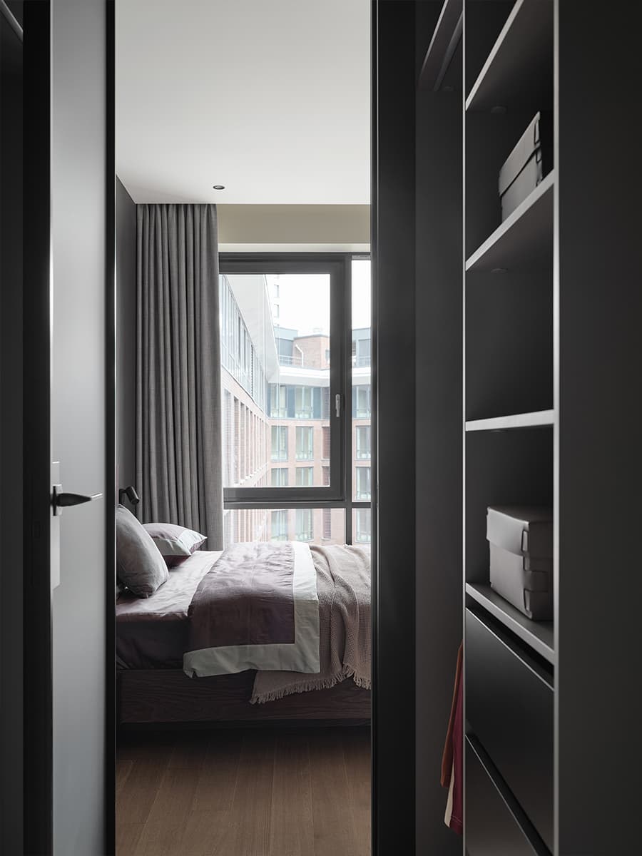 Контрасты и необычный монтаж светильников в интерьере небольшой квартиры — проект Alexander Tischler