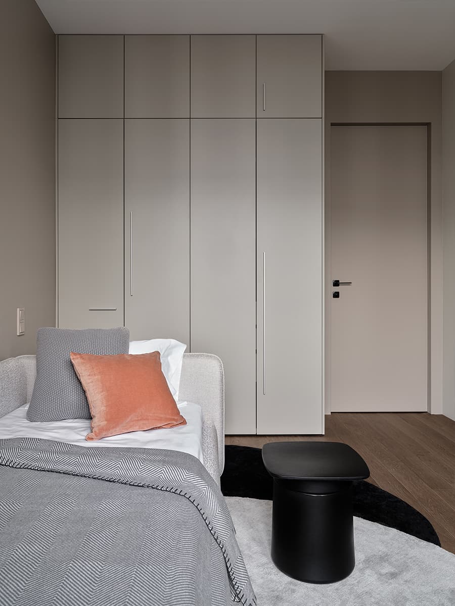 Контрасты и необычный монтаж светильников в интерьере небольшой квартиры — проект Alexander Tischler