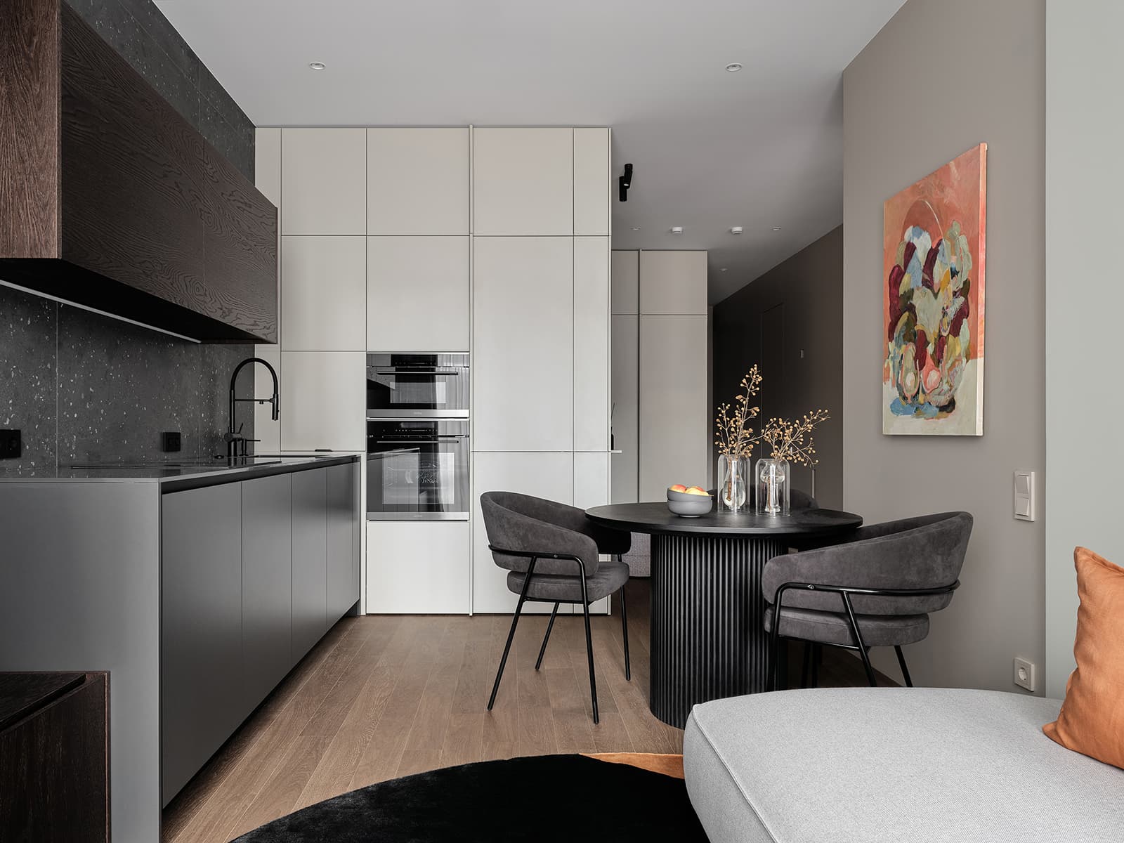 Контрасты и необычный монтаж светильников в интерьере небольшой квартиры — проект Alexander Tischler