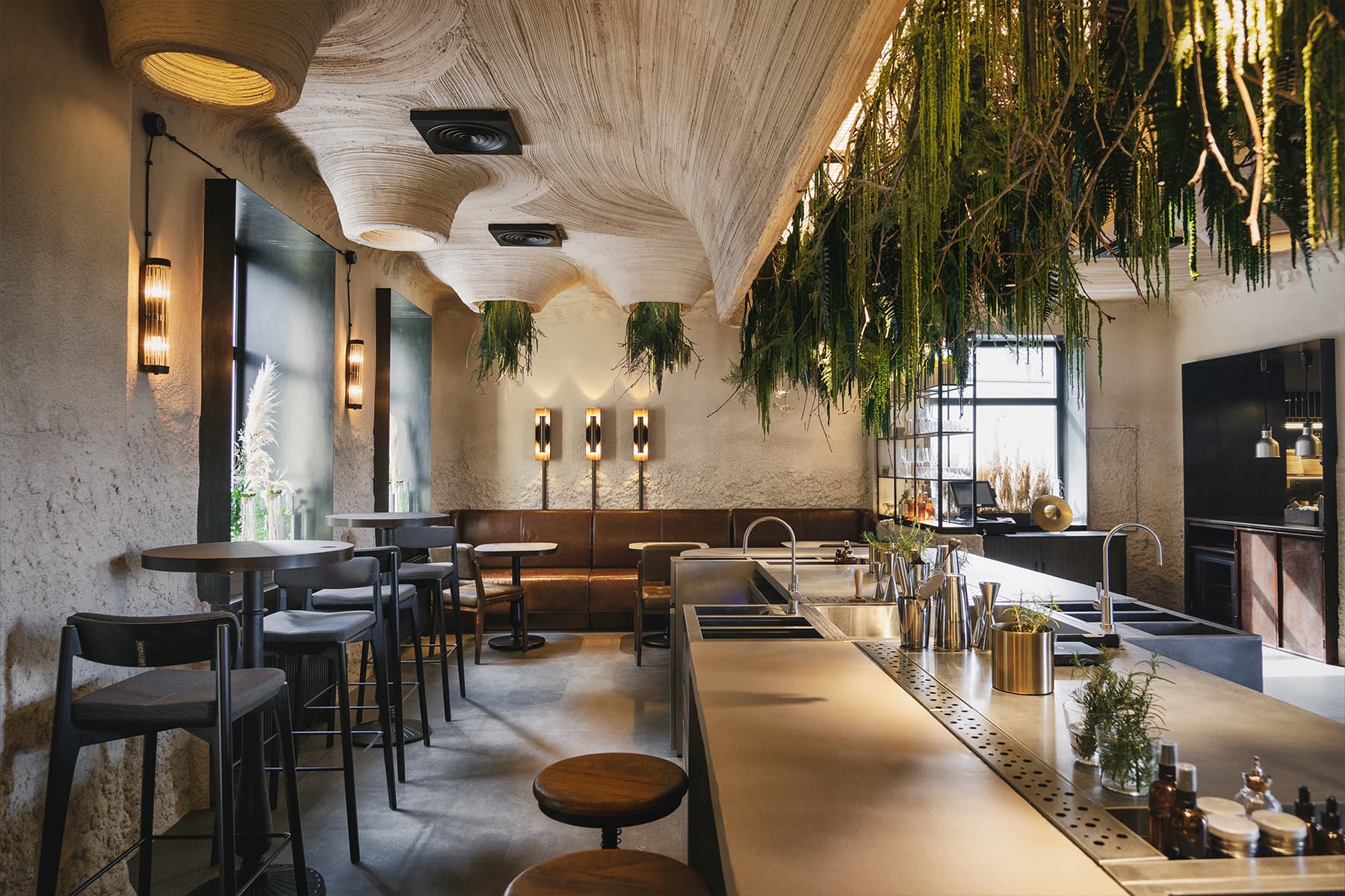 Атмосфера тайной лаборатории в интерьере небольшого бара — проект INT2 architecture