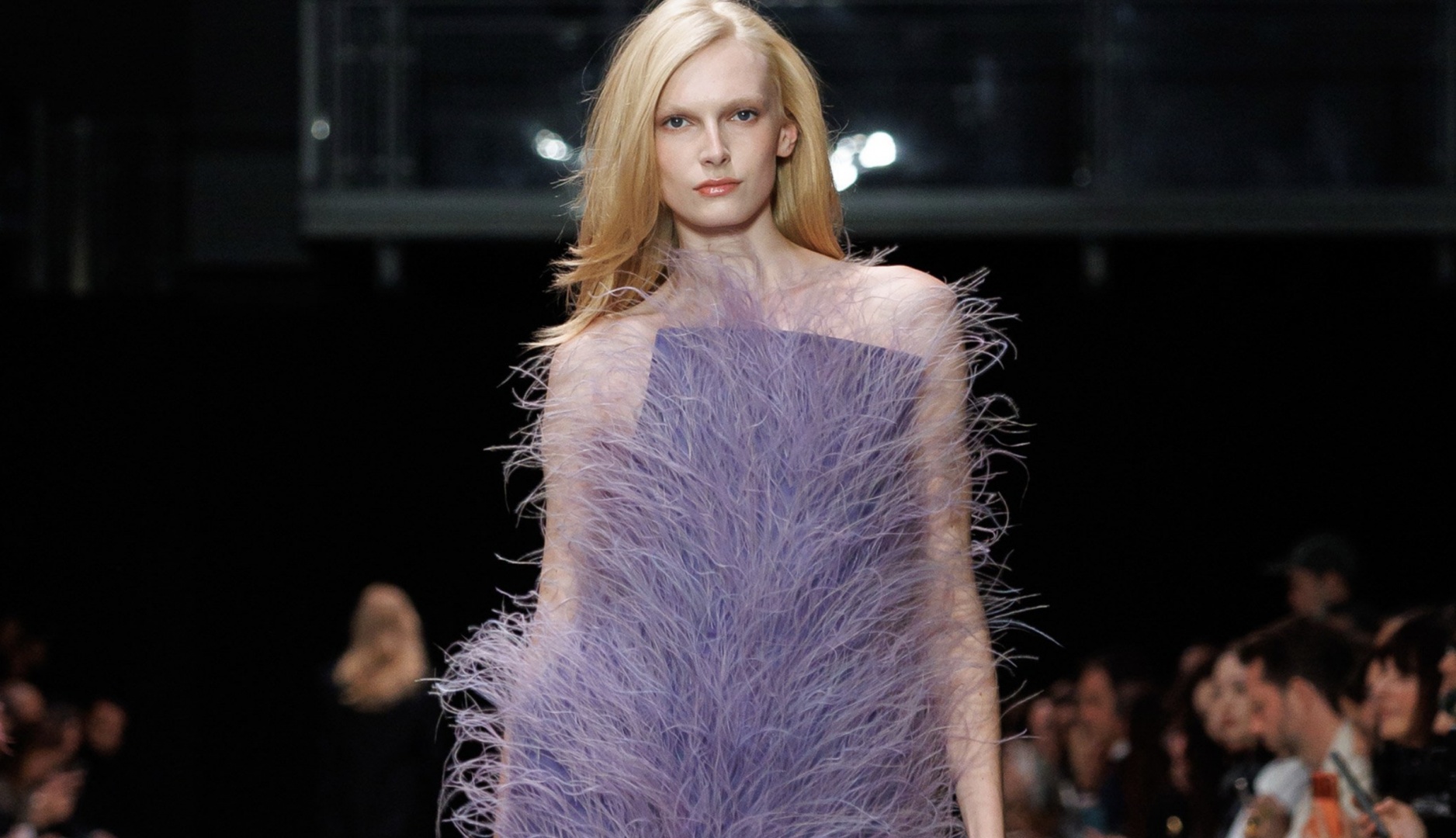 Бренд Stella McCartney показал платья с перьями из травы