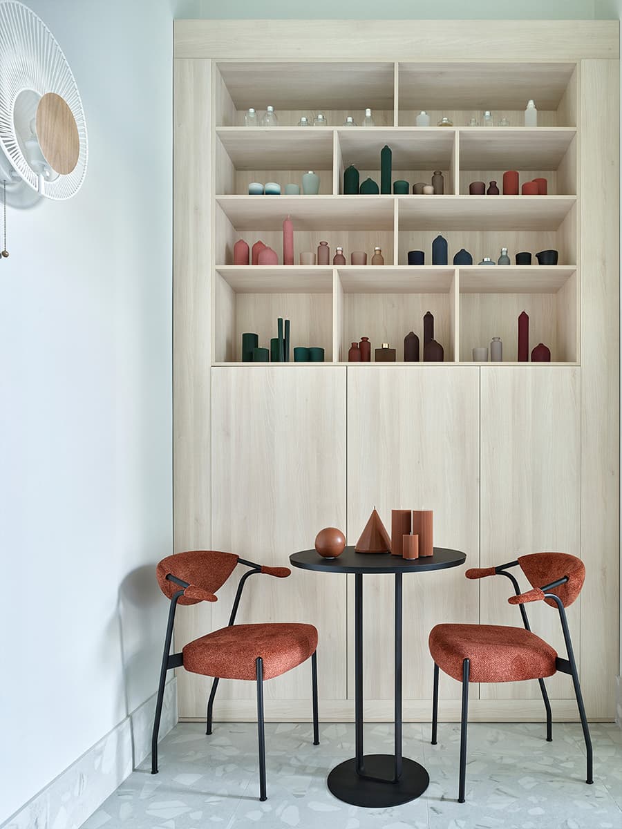 Латунь и чистые весенние цвета в интерьере шоурума свечей — проект Анастасии Холопцевой