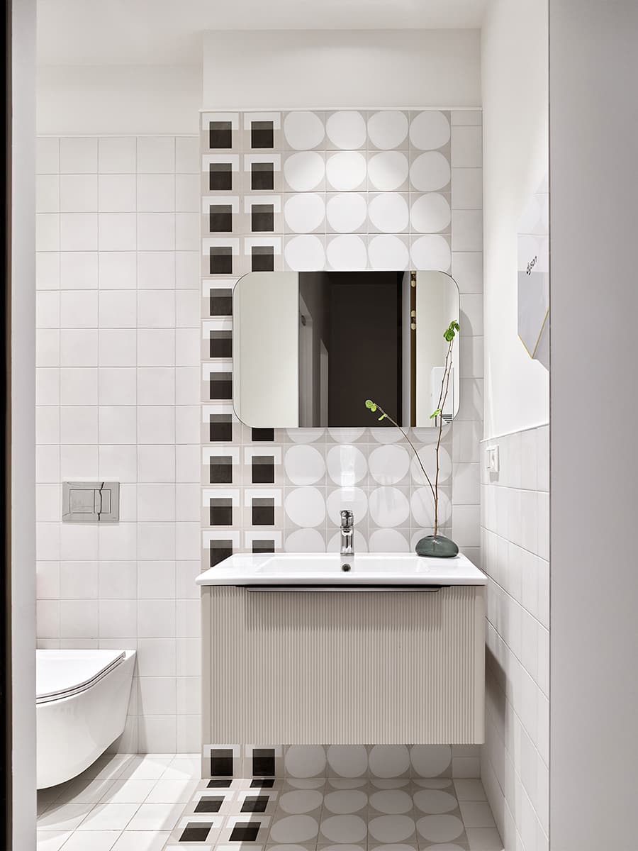 Латунь и чистые весенние цвета в интерьере шоурума свечей — проект Анастасии Холопцевой