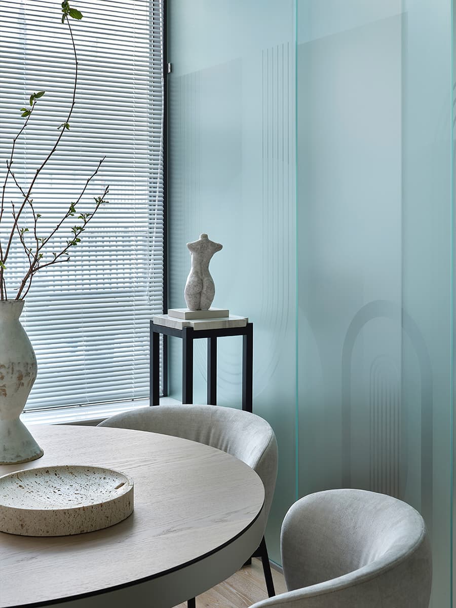 Латунь и чистые весенние цвета в интерьере шоурума свечей — проект Анастасии Холопцевой