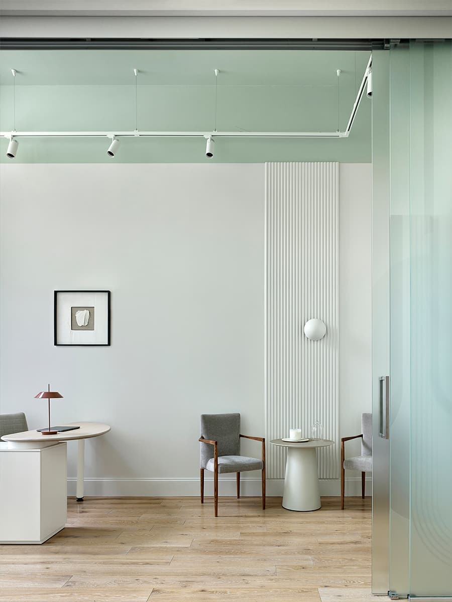 Латунь и чистые весенние цвета в интерьере шоурума свечей — проект Анастасии Холопцевой