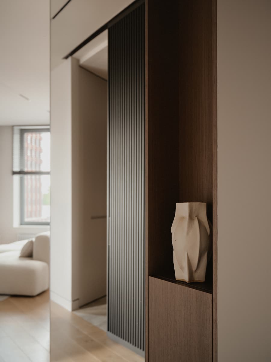 Современная геометрия и природные текстуры в интерьере семейной квартиры — проект студии A&ES