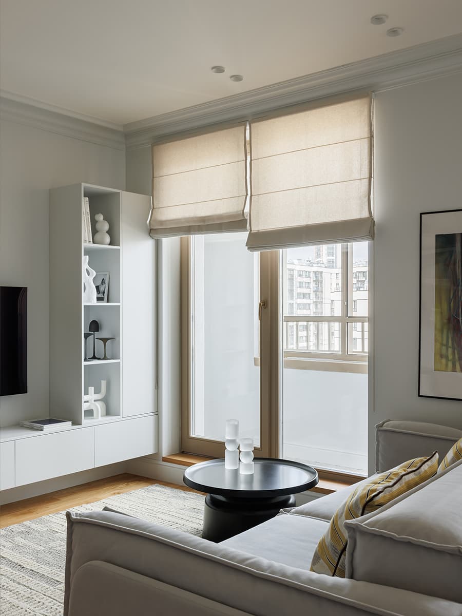 Теплый оттенок дерева и мятные акценты в интерьере квартиры для девушки — проект Юлии Бабинцевой