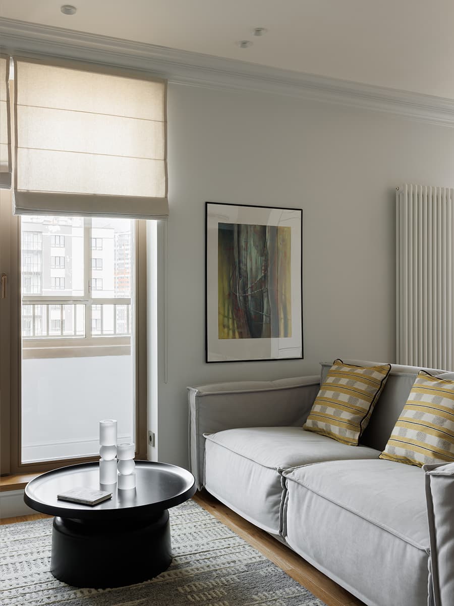 Теплый оттенок дерева и мятные акценты в интерьере квартиры для девушки — проект Юлии Бабинцевой