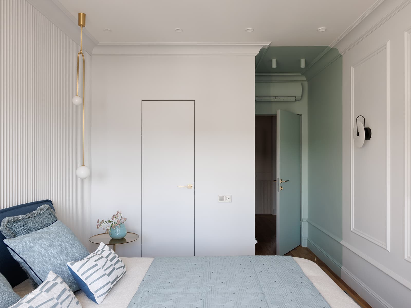 Теплый оттенок дерева и мятные акценты в интерьере квартиры для девушки — проект Юлии Бабинцевой