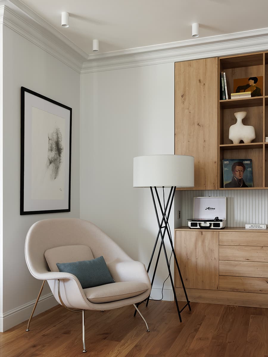 Теплый оттенок дерева и мятные акценты в интерьере квартиры для девушки — проект Юлии Бабинцевой