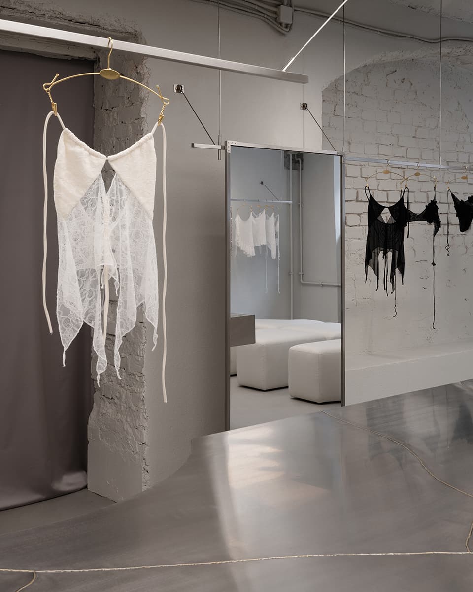 Сталь и ритмичные LED-панели в интерьере магазина купальников — проект Полины Черняк